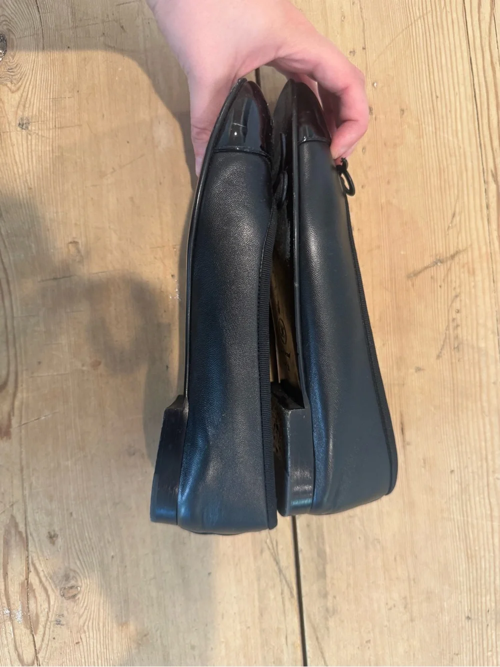 CHANEL Black leather with patent toe flat size 37.5